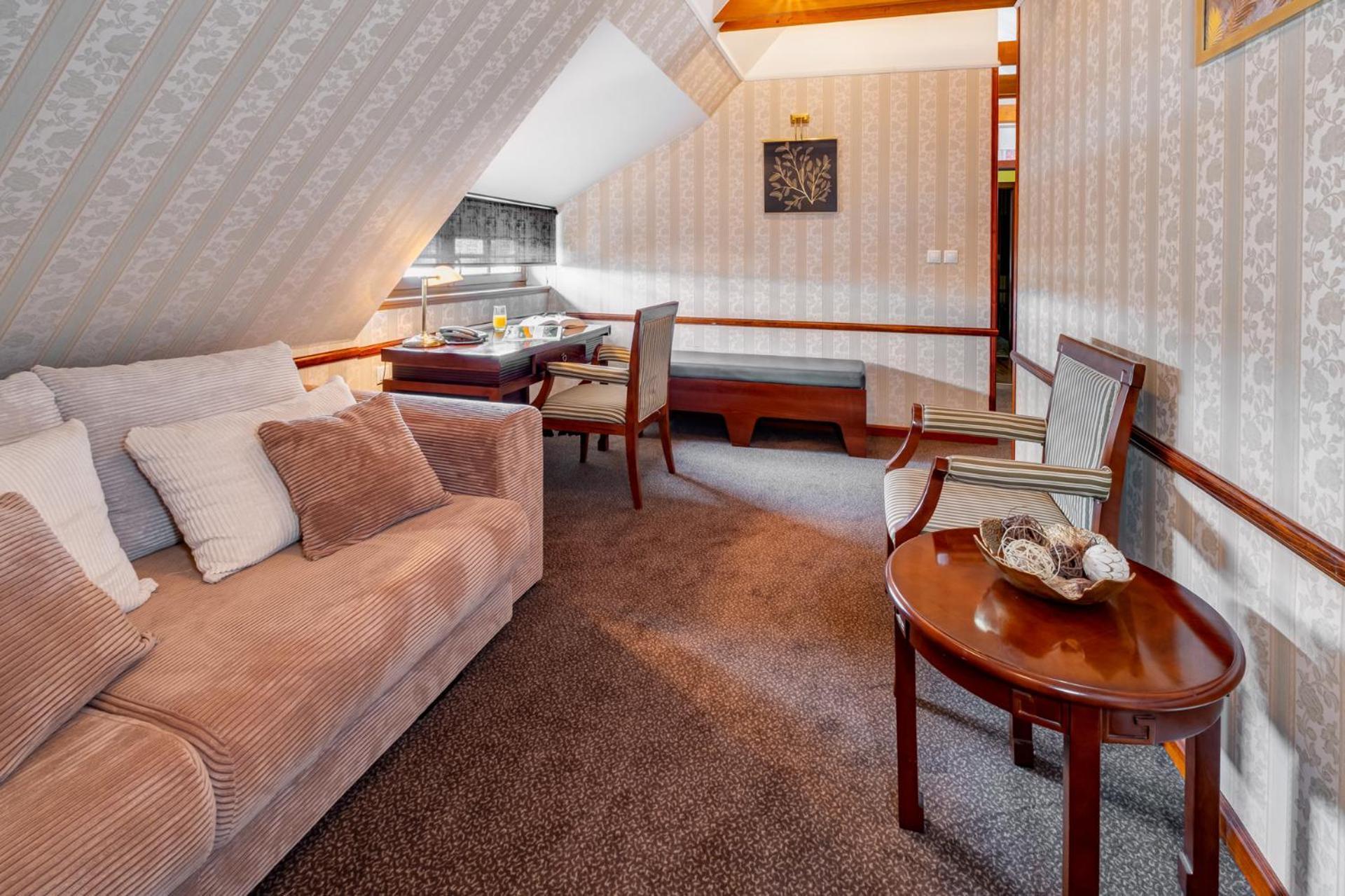 Hotel Golden Eagle Levice Extérieur photo
