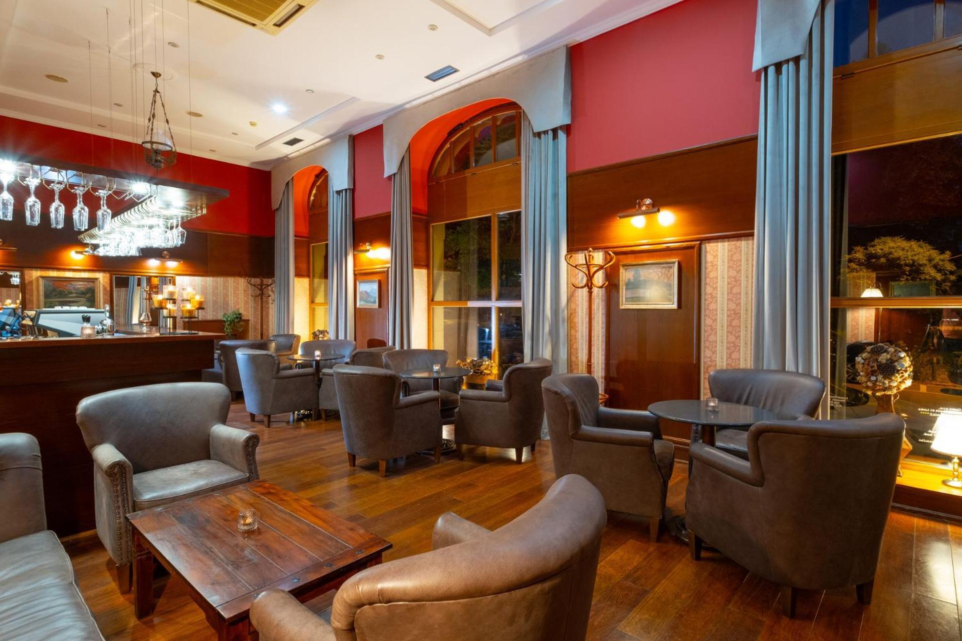 Hotel Golden Eagle Levice Extérieur photo