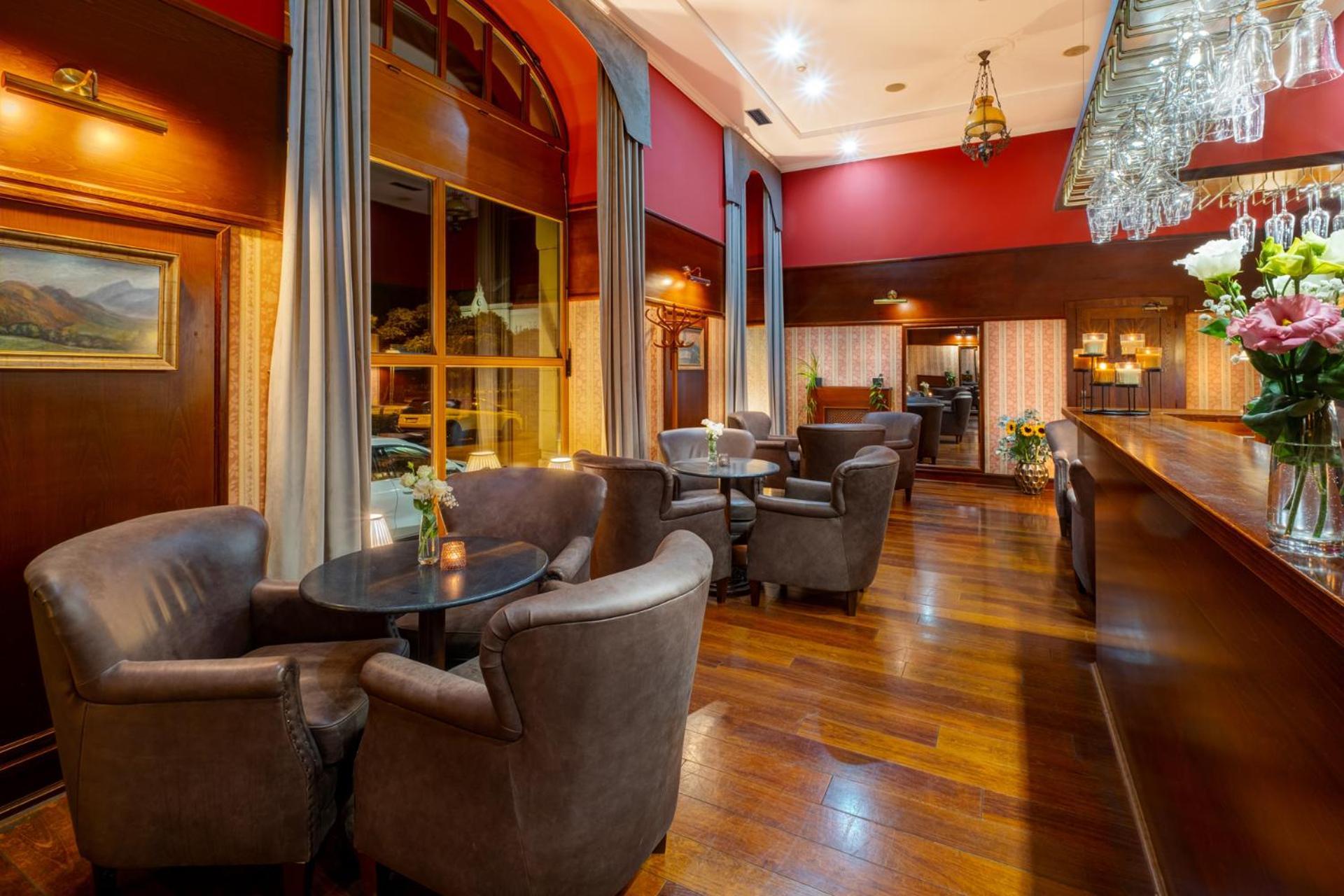 Hotel Golden Eagle Levice Extérieur photo