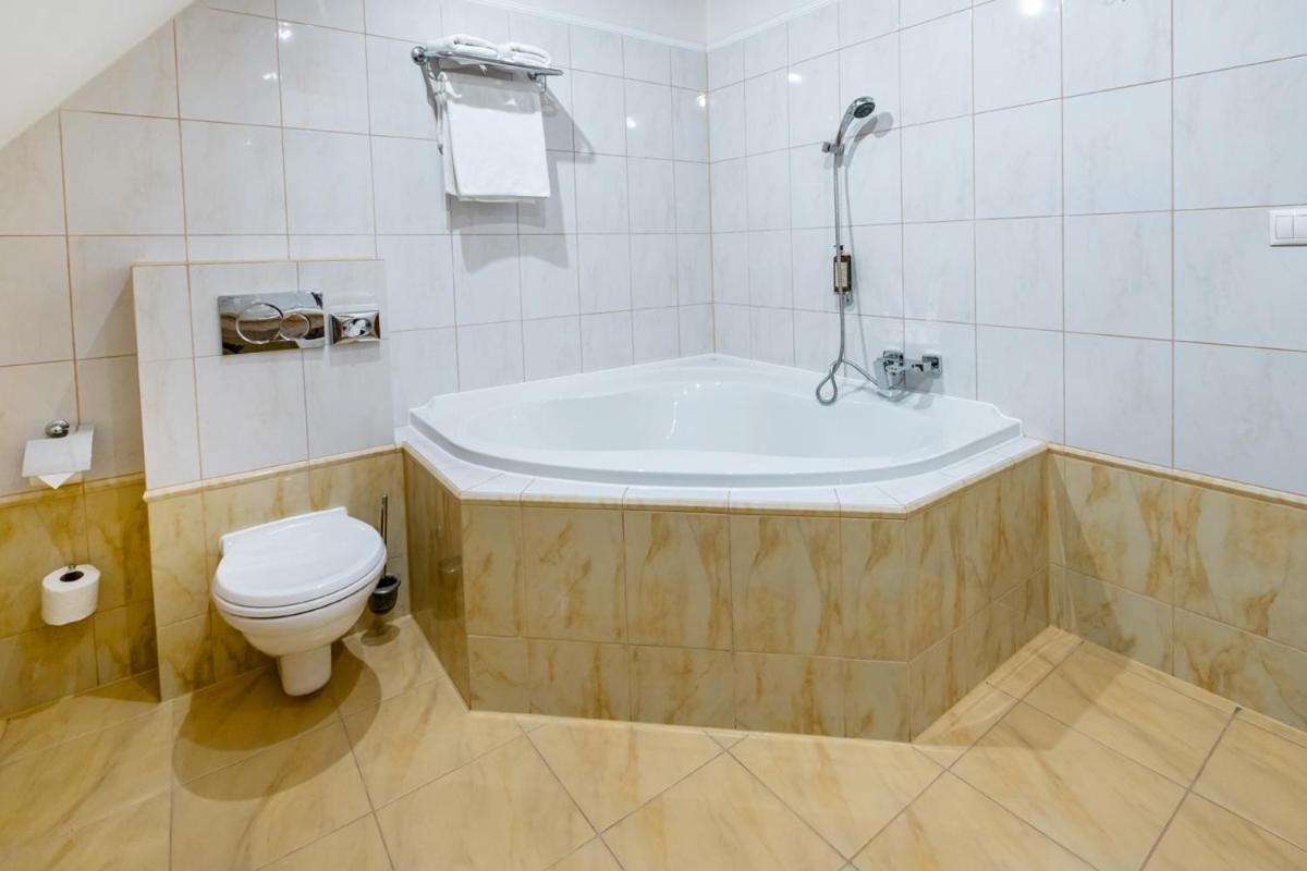 Hotel Golden Eagle Levice Extérieur photo