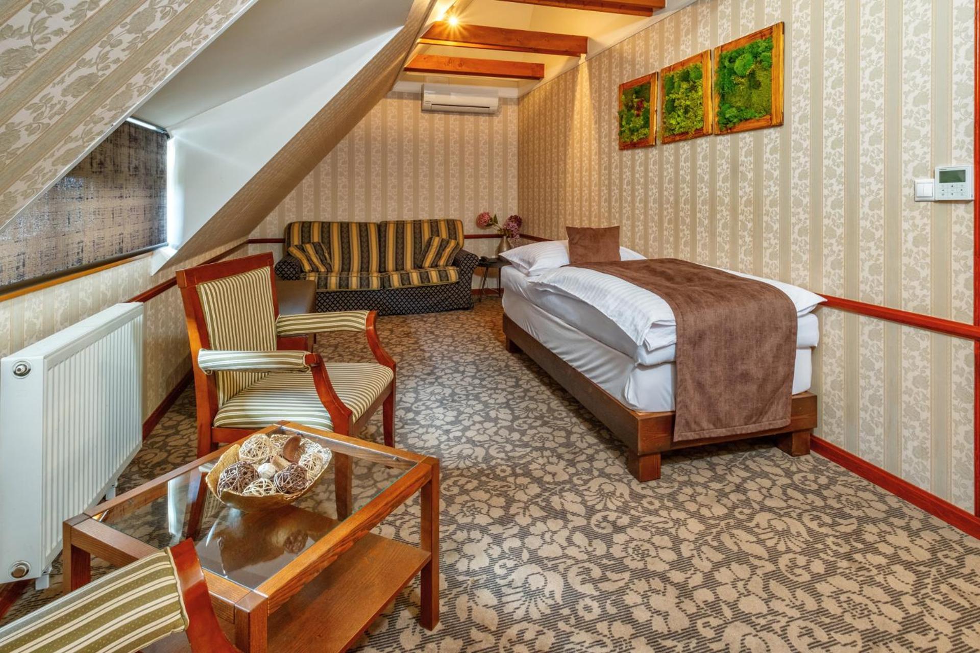 Hotel Golden Eagle Levice Extérieur photo