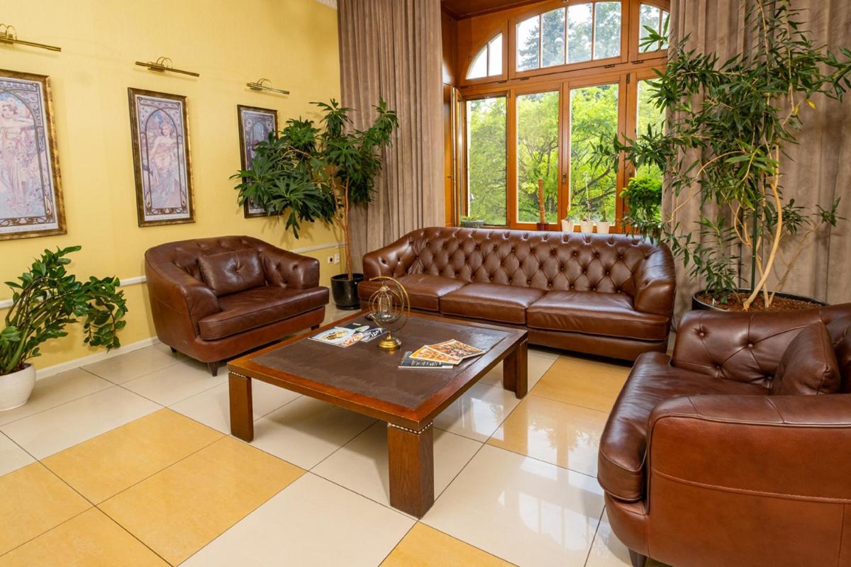 Hotel Golden Eagle Levice Extérieur photo