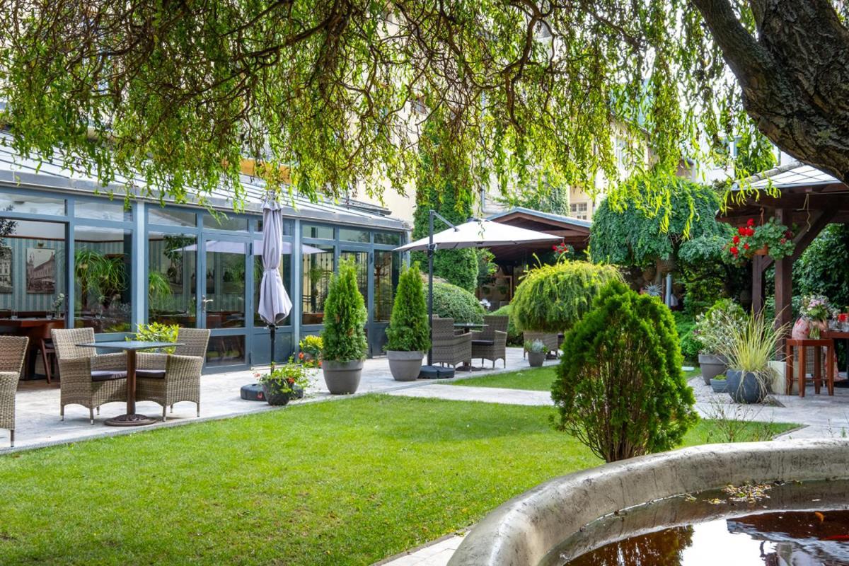Hotel Golden Eagle Levice Extérieur photo