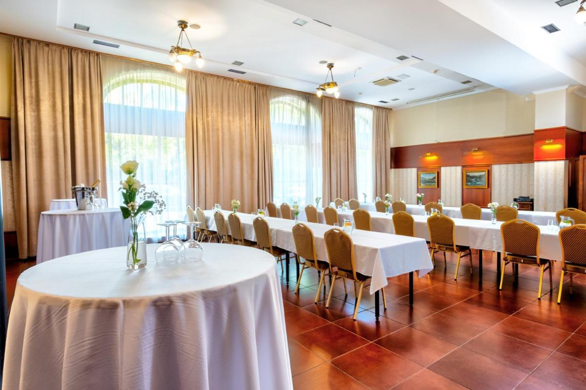 Hotel Golden Eagle Levice Extérieur photo