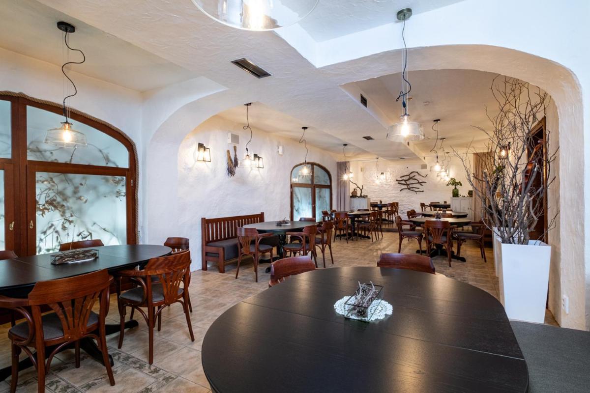 Hotel Golden Eagle Levice Extérieur photo