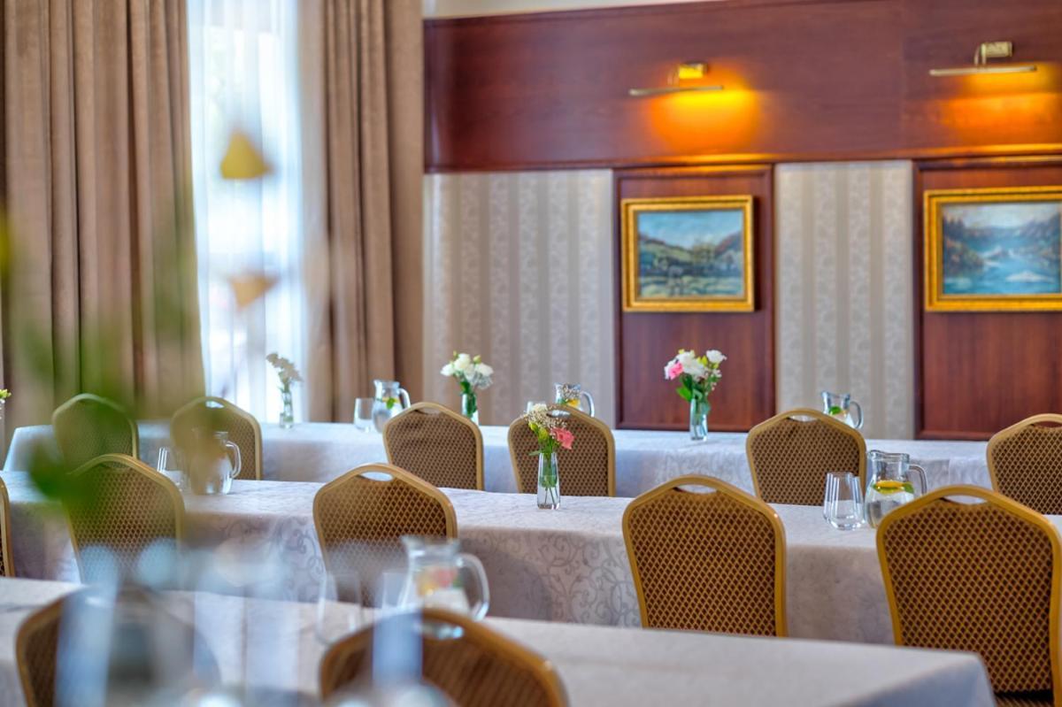 Hotel Golden Eagle Levice Extérieur photo