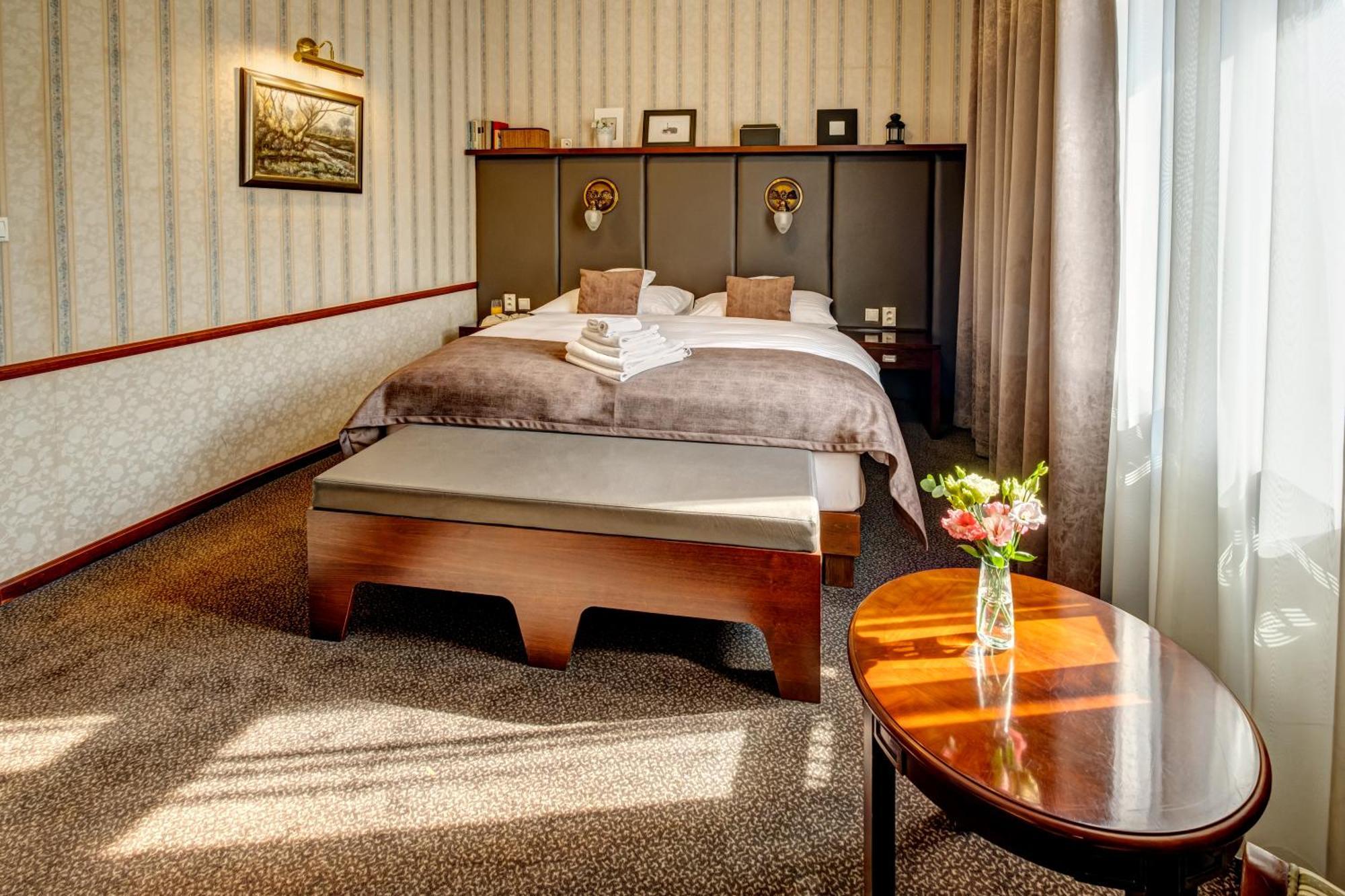 Hotel Golden Eagle Levice Extérieur photo