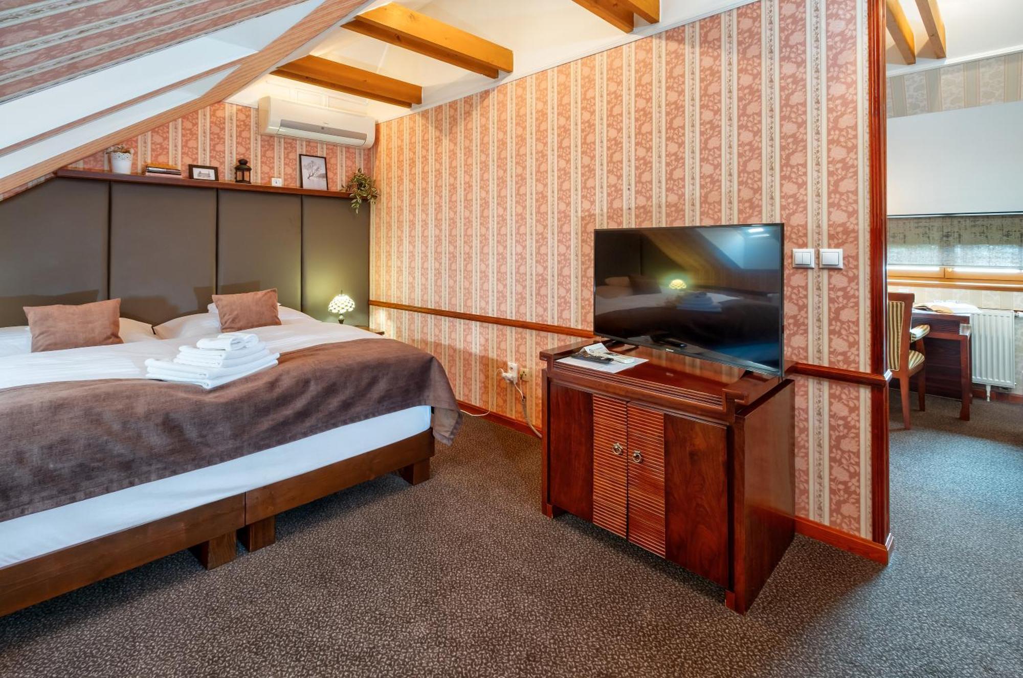 Hotel Golden Eagle Levice Extérieur photo
