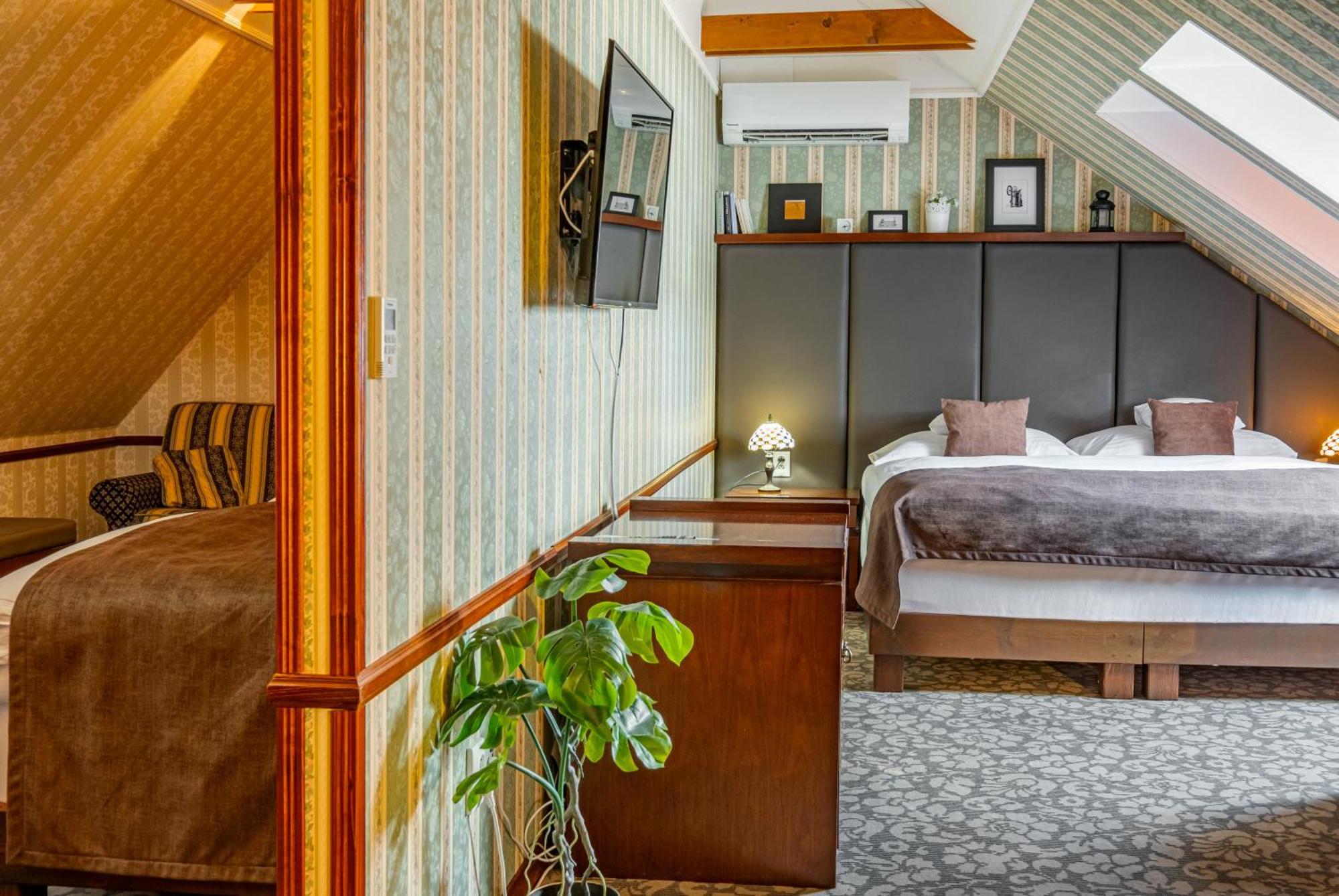 Hotel Golden Eagle Levice Extérieur photo