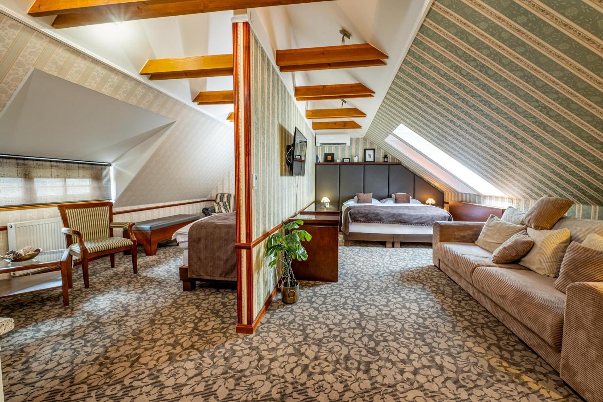 Hotel Golden Eagle Levice Extérieur photo