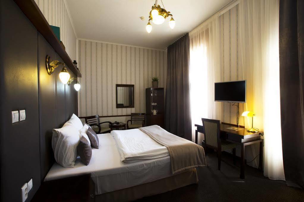 Hotel Golden Eagle Levice Extérieur photo